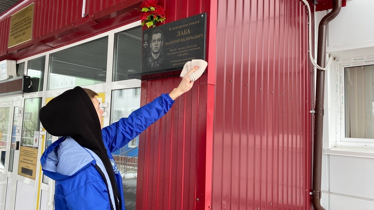 В Сургутском районе проходит уборка памятных мест и мемориалов от снега в рамках празднования 80-й годовщины Победы в Великой Отечественной войне и 