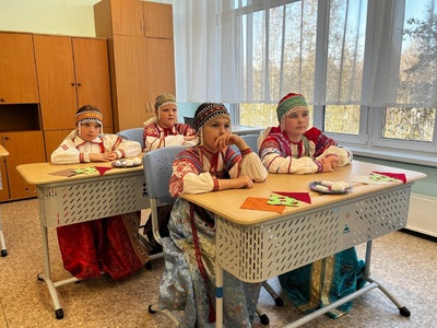 создавались украшения из эпоксидной смолы — броши, кулоны, брелоки — и каждый получился по-своему особенным;