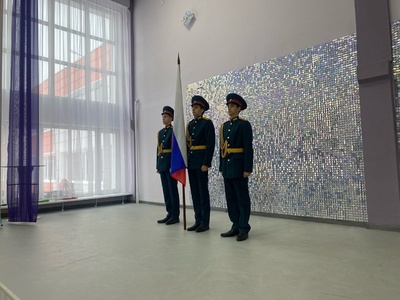 Традиционно начинаем новую учебную неделю с поднятия флага РФ с исполнения гимна Российской Федерации