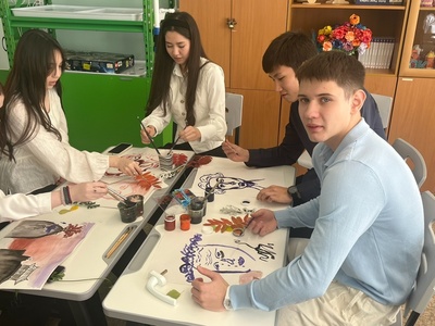 24 сентября в Федоровской СОШ 5 состоялся увлекательный мастер-класс «Оттиск осени», реализованный в рамках федеральной программы «Пушкинская карта» Культура.РФ

Под руководством талантливых художников Федоровской детской школы искусств, участники погрузились в мир осенней палитры: они экспериментировали с листьями, красками и фактурами, создавая уникальные отпечатки и композиции. 
Все материалы предоставлялись, а главное — царила дружелюбная, творческая атмосфера, в которой подростки могли выразить себя через искусство.
 Каждый участник ушёл с собственной оригинальной работой, наполненной осенним настроением




Мы ещё раз убедились: искусство — отличный способ увидеть красоту в каждом дне!
Благодарим всех, кто пришёл, и признательны художникам — за вдохновение и душевность!