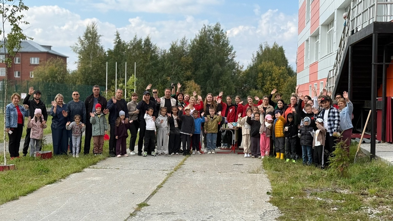 Первых дружно заложили на территории школы «Рябиновую аллею»