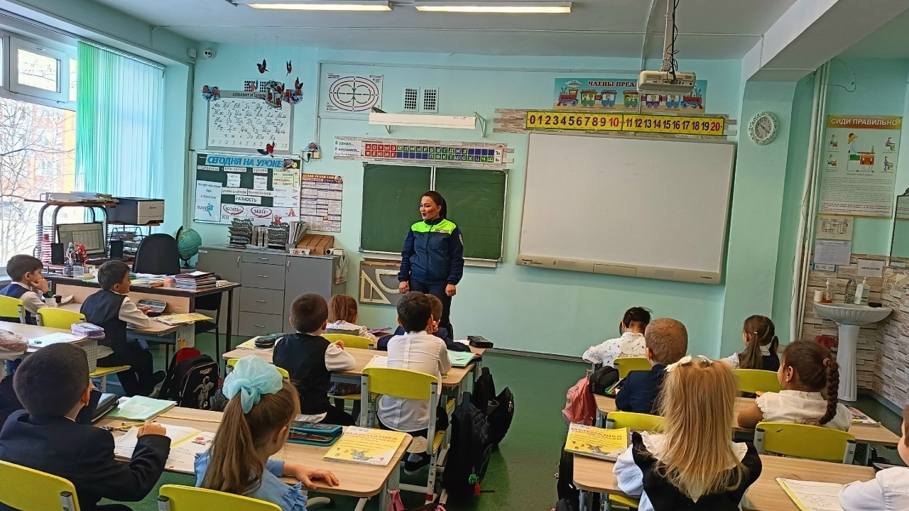 Сотрудником ГИБДД Алиевой А. Л. в нашей школе с обучающимися  была проведена беседа на знание правил дорожного движения